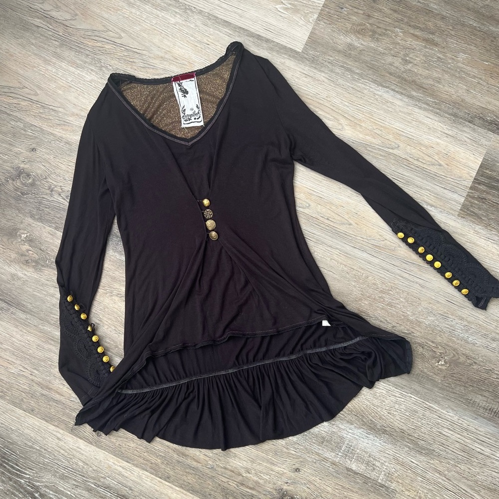 Scrapbook button v-neck l/s lace sleeve top